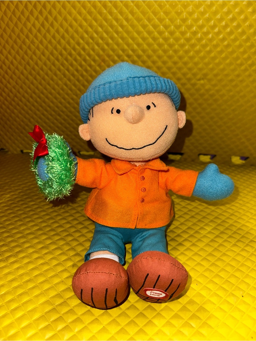 Vintage Hallmark Peanuts Linus Christmas Plush Figure Wreath Blue Beanie Winter